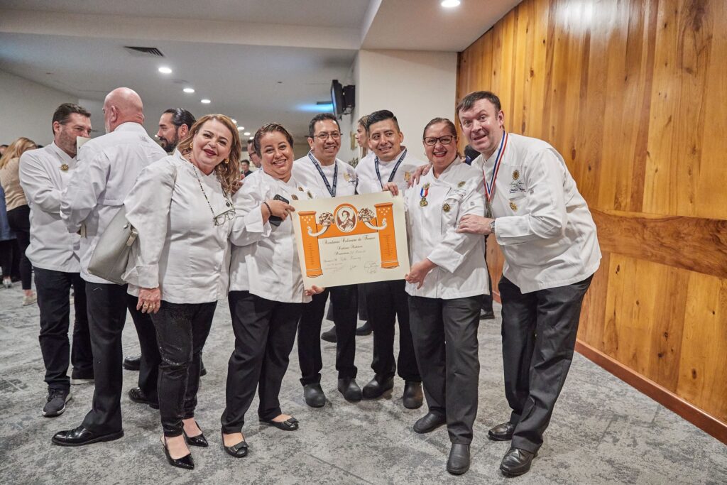 L'Académie Culinaire de France (ACF), una de las instituciones gastronómicas más importantes a nivel mundial y con una sólida presencia en nuestro país, realizó el pasado 28 de junio su 13a. edición de su Cena de Gala, correspondiente a la Delegación de México, América Central y el Caribe, presidida por el chef Guy Santoro.
